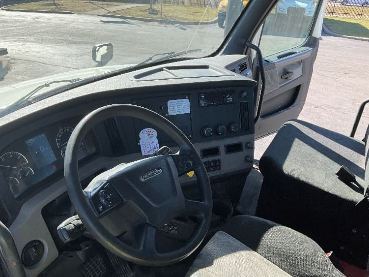 2018 Freightliner Cascadia — photo 10