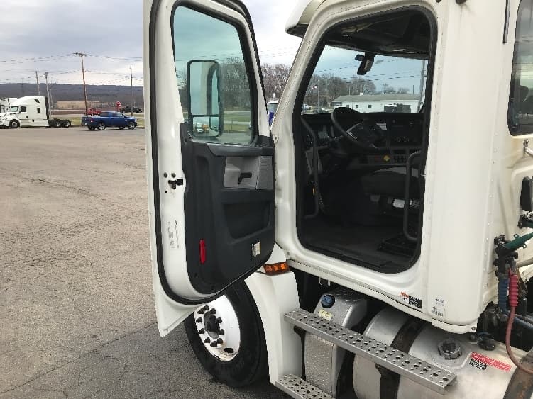 2018 Freightliner Cascadia — photo 9