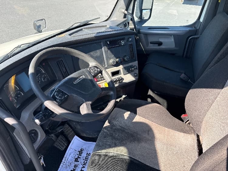 2018 Freightliner Cascadia — photo 10