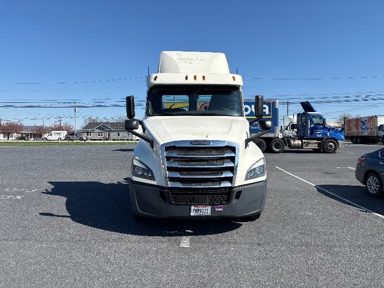 2018 Freightliner Cascadia — photo 2
