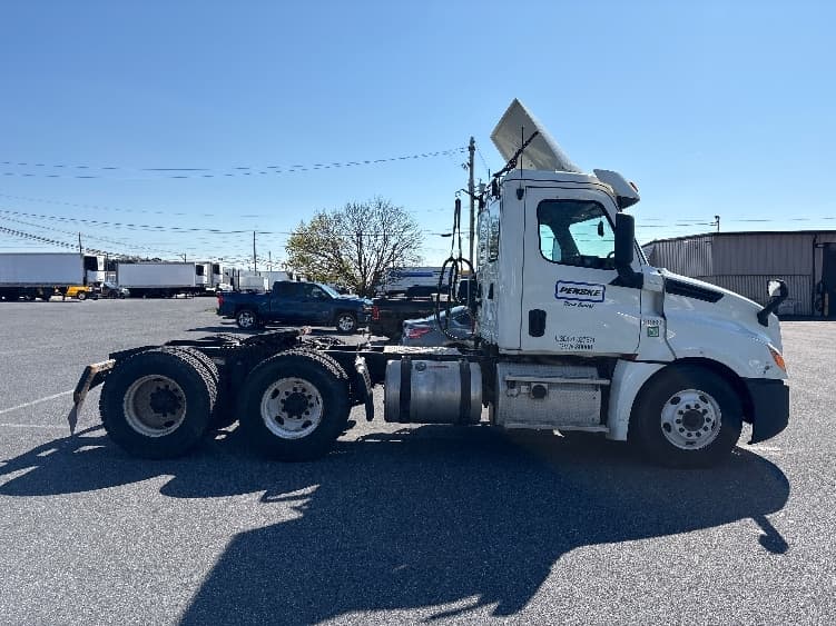 2018 Freightliner Cascadia — photo 8