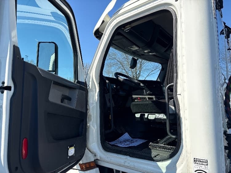 2018 Freightliner Cascadia — photo 9