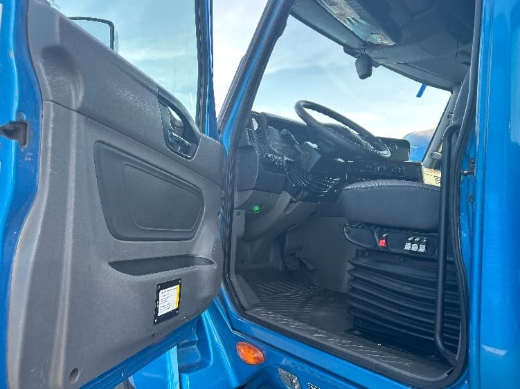 2021 International LT — photo 9