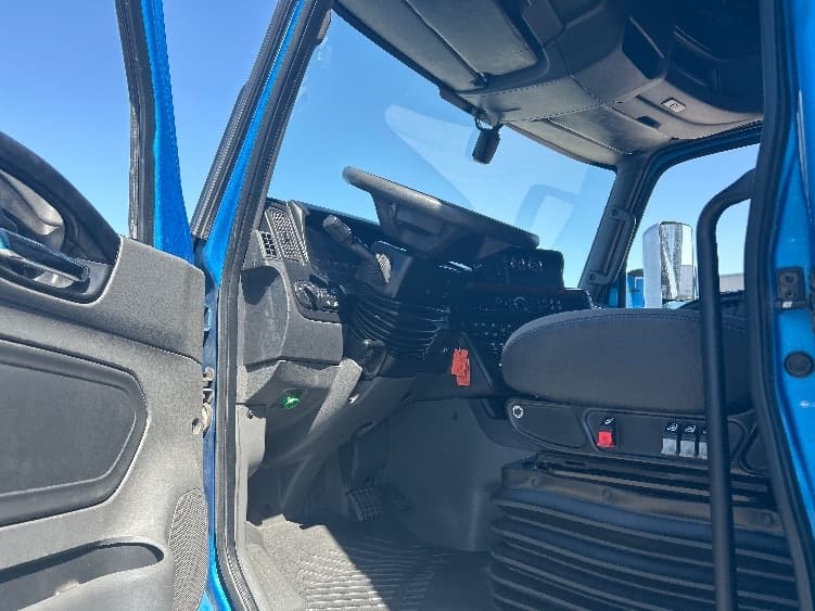 2021 International LT — photo 9