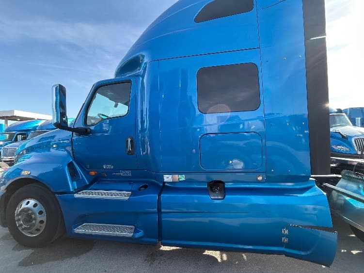 2021 International LT — photo 4