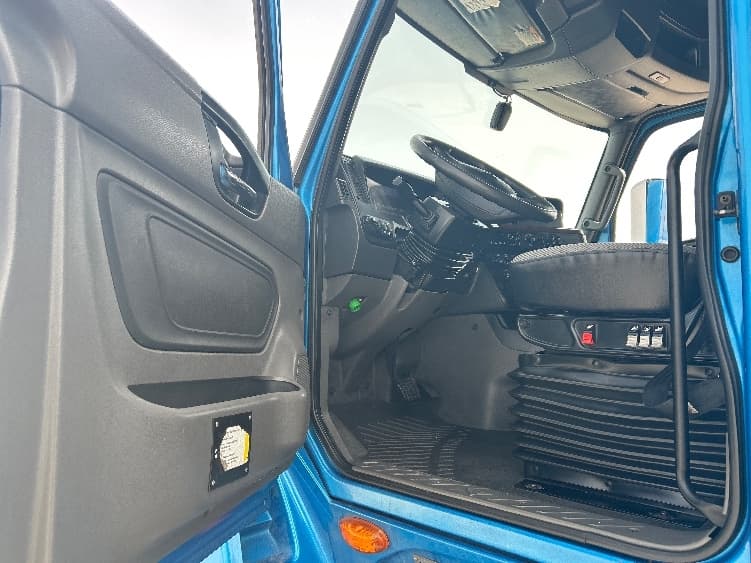 2021 International LT — photo 9