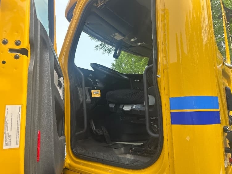 2019 Freightliner Cascadia — photo 9