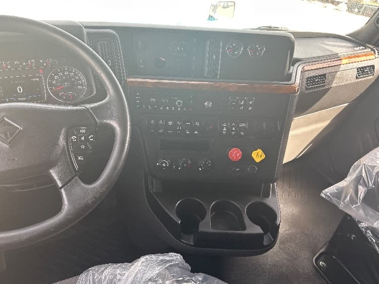 2021 International LT — photo 10