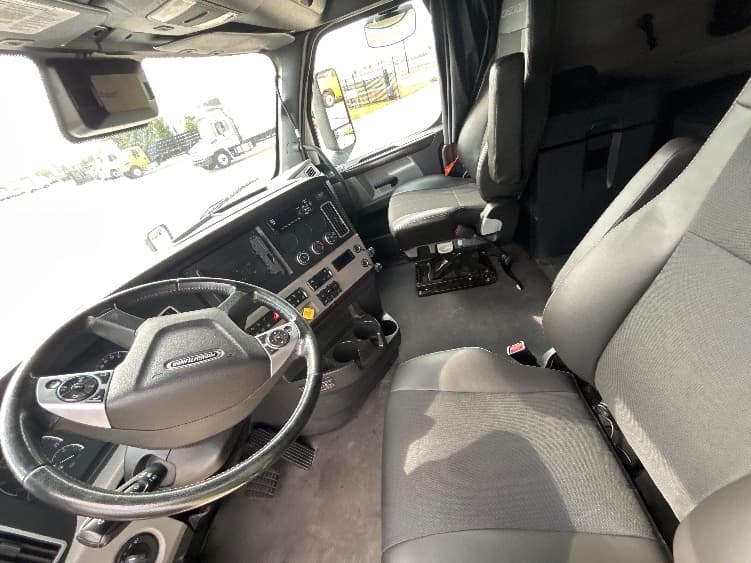 2021 Freightliner Cascadia — photo 10