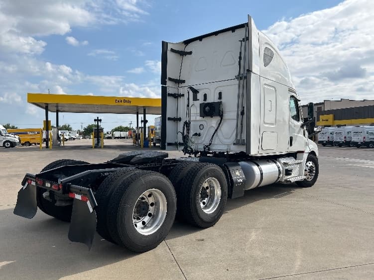 2021 Freightliner Cascadia — photo 7