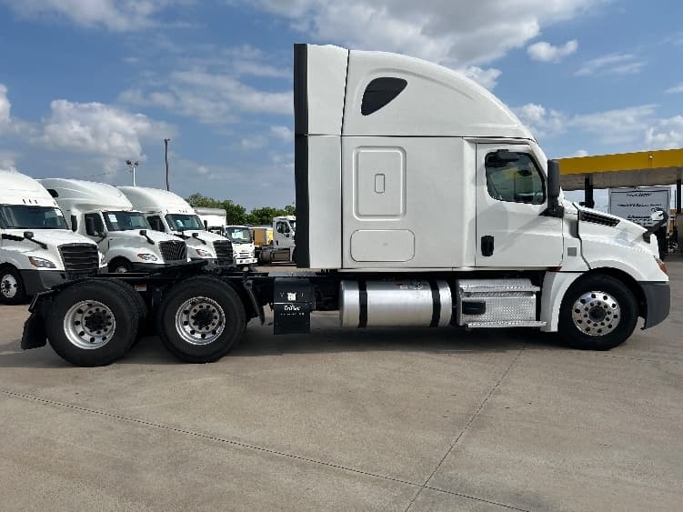 2021 Freightliner Cascadia — photo 8