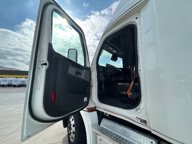 2021 Freightliner Cascadia — photo 9
