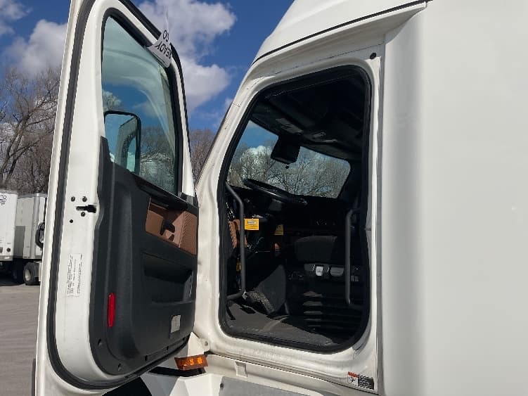 2021 Freightliner Cascadia — photo 9