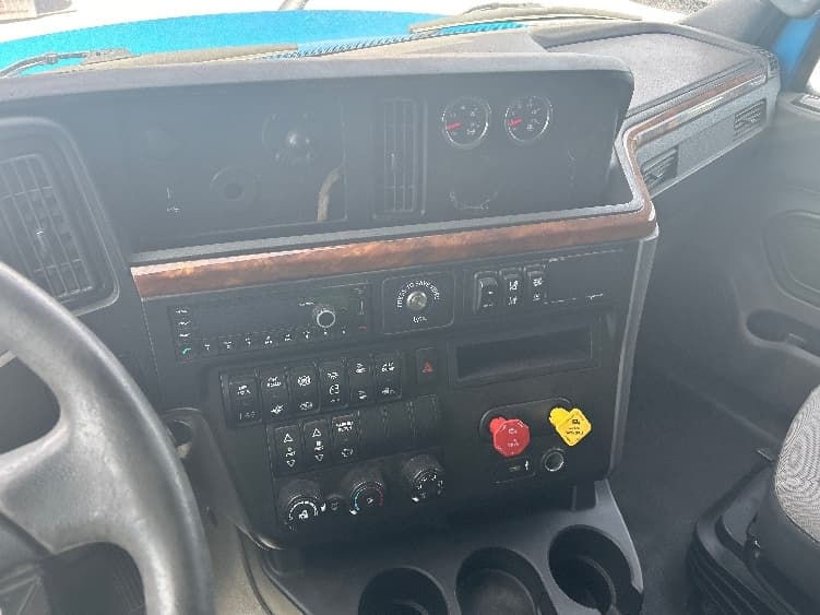 2021 International LT — photo 10