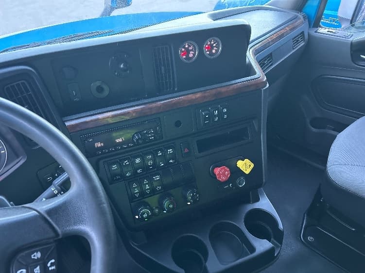2021 International LT — photo 10
