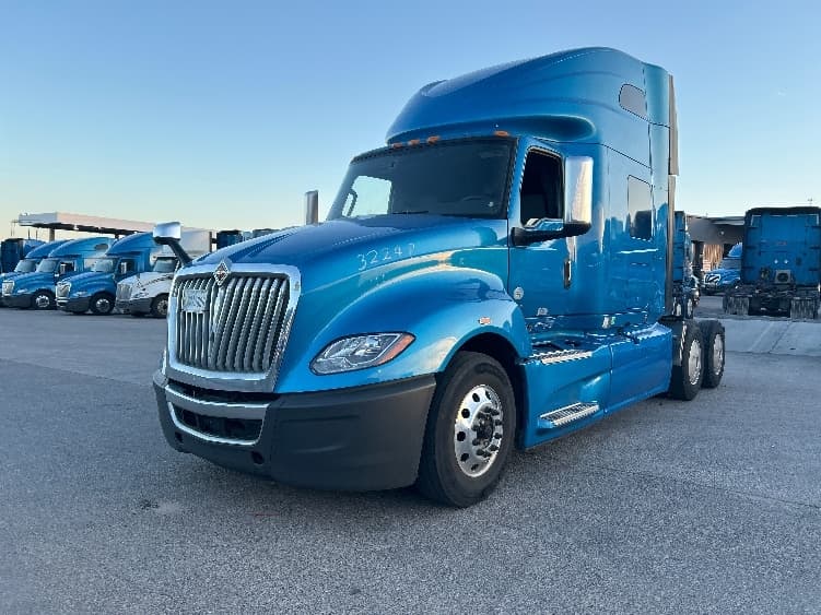 2021 International LT — photo 3