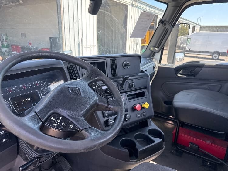 2019 International LT — photo 10
