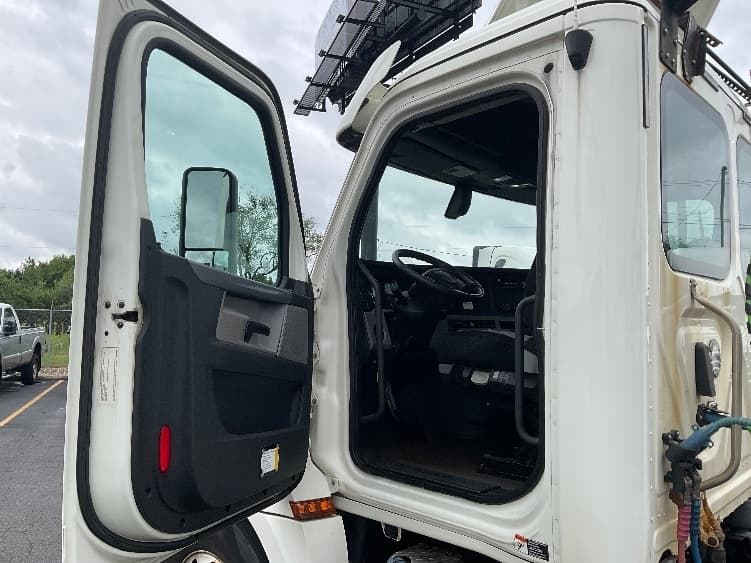 2019 Freightliner Cascadia — photo 9