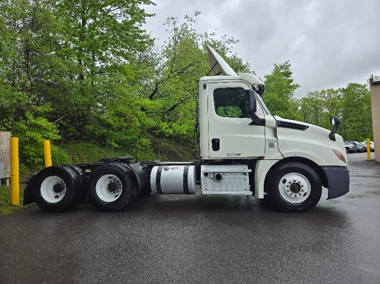 2019 Freightliner Cascadia — photo 8