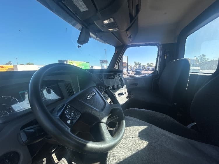 2019 Freightliner Cascadia — photo 10