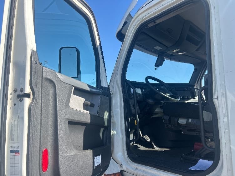 2019 Freightliner Cascadia — photo 9