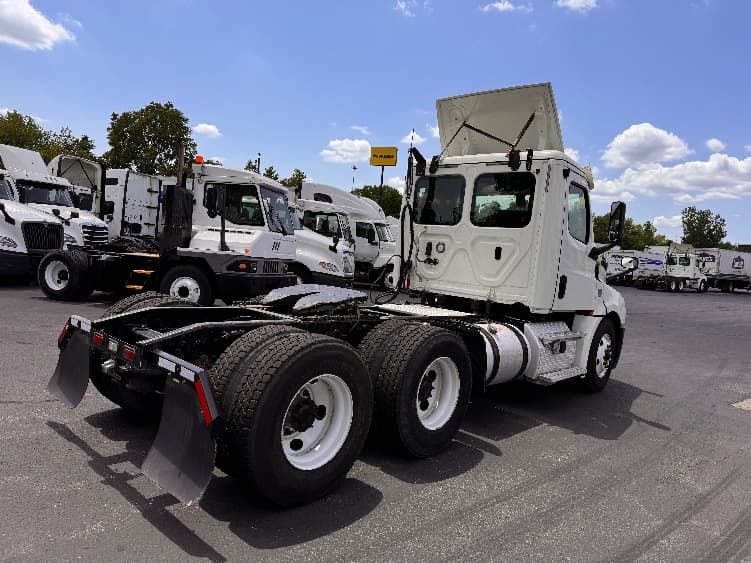 2019 Freightliner Cascadia — photo 7