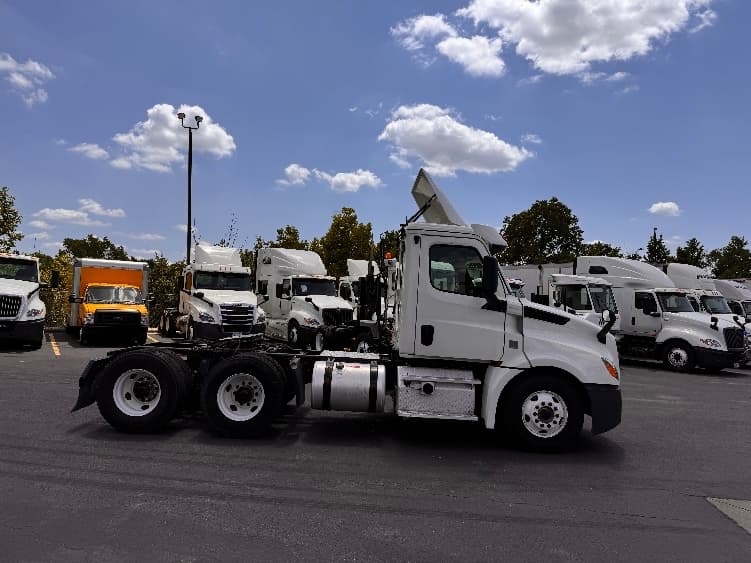 2019 Freightliner Cascadia — photo 8