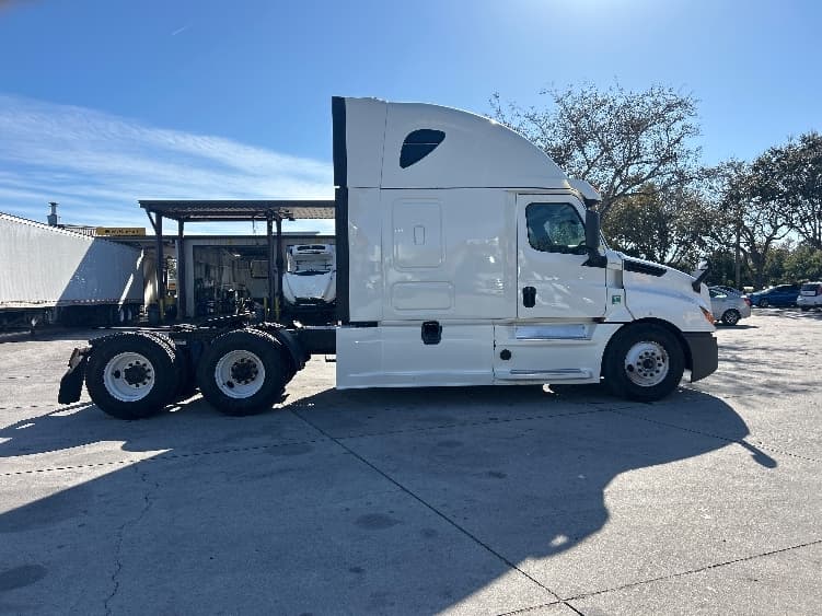 2019 Freightliner Cascadia — photo 8