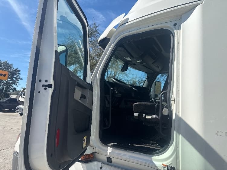2019 Freightliner Cascadia — photo 9
