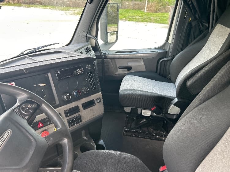 2019 Freightliner Cascadia — photo 9