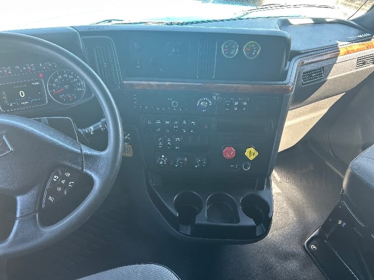 2021 International LT — photo 10