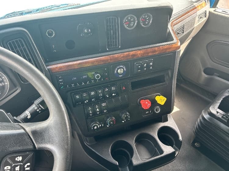 2021 International LT — photo 10