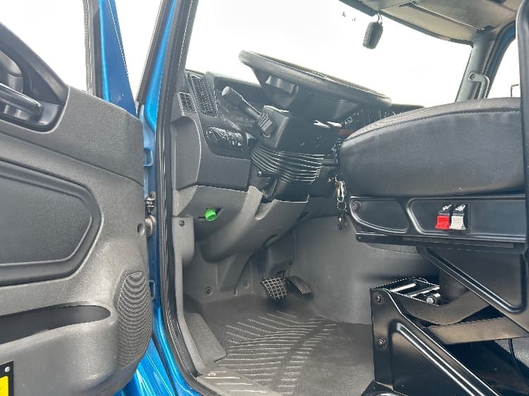 2021 International LT — photo 9