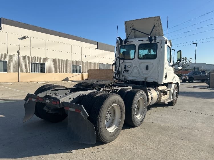 2019 Freightliner Cascadia — photo 7