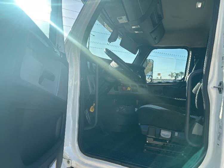 2019 Freightliner Cascadia — photo 9