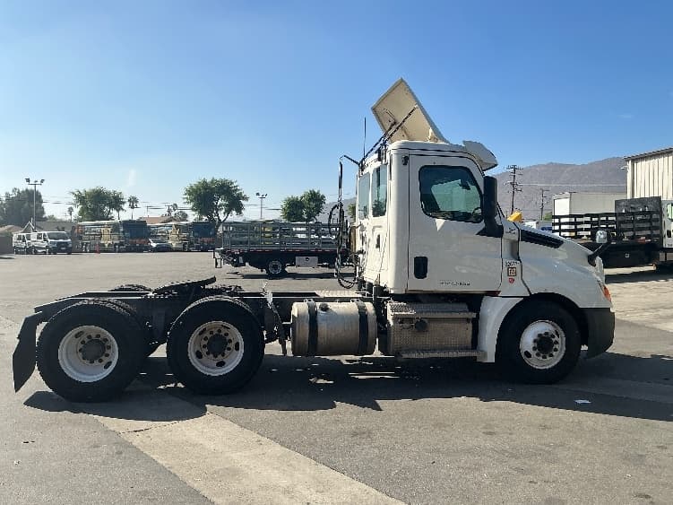 2019 Freightliner Cascadia — photo 8