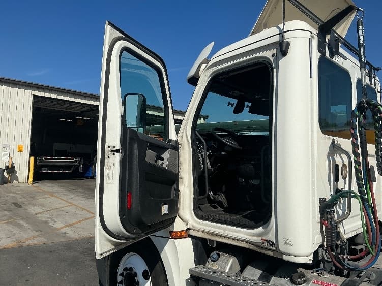 2019 Freightliner Cascadia — photo 9