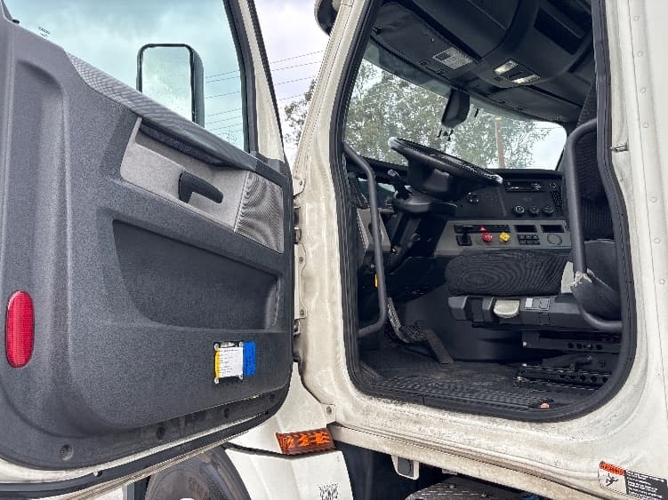 2019 Freightliner Cascadia — photo 9