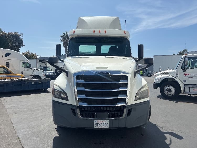 2019 Freightliner Cascadia — photo 2