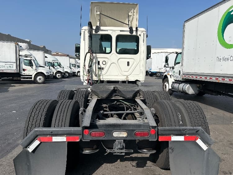 2019 Freightliner Cascadia — photo 6