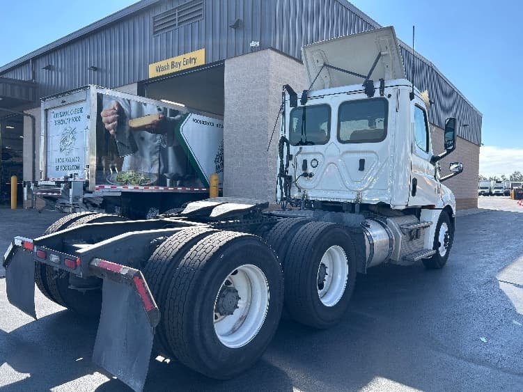 2019 Freightliner Cascadia — photo 7