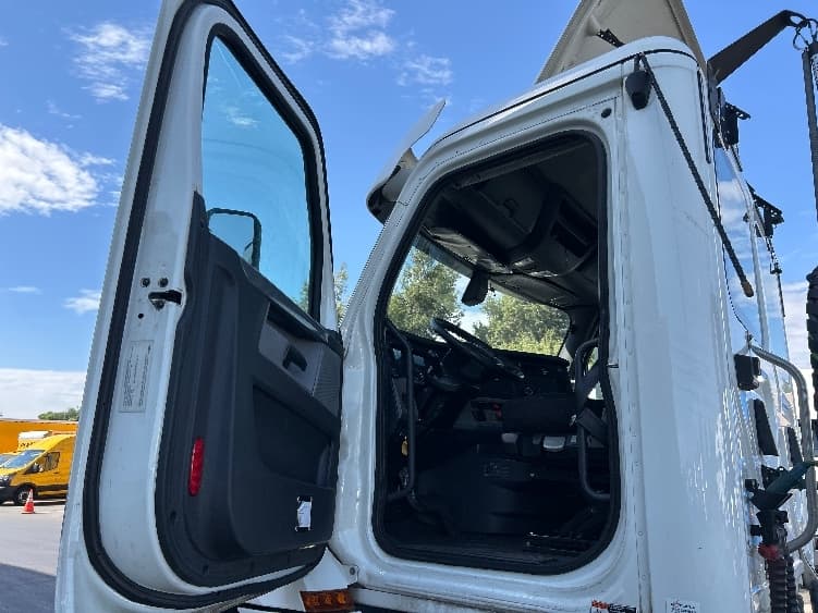 2019 Freightliner Cascadia — photo 9