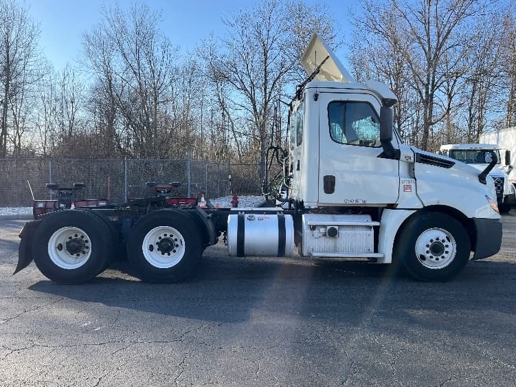 2019 Freightliner Cascadia — photo 8
