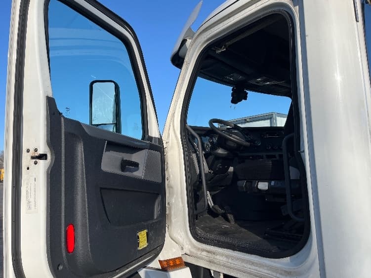 2019 Freightliner Cascadia — photo 9