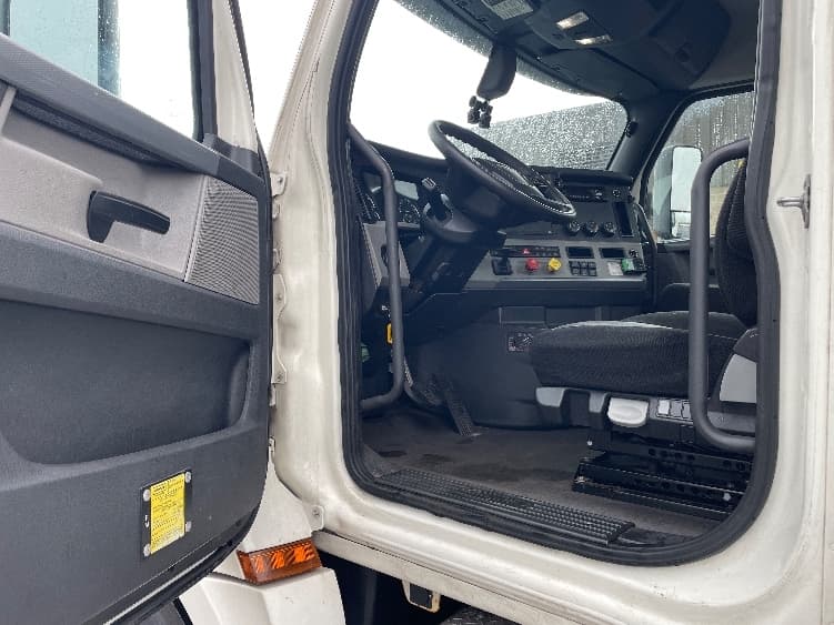 2019 Freightliner Cascadia — photo 9