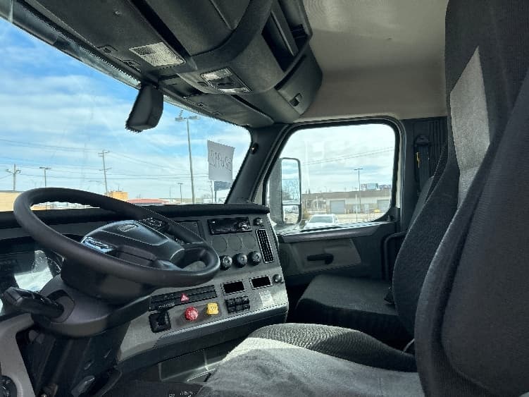 2019 Freightliner Cascadia — photo 10