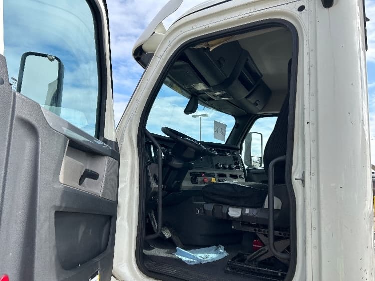 2019 Freightliner Cascadia — photo 9