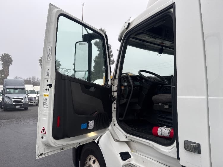 2019 Volvo VNL 300 — photo 9