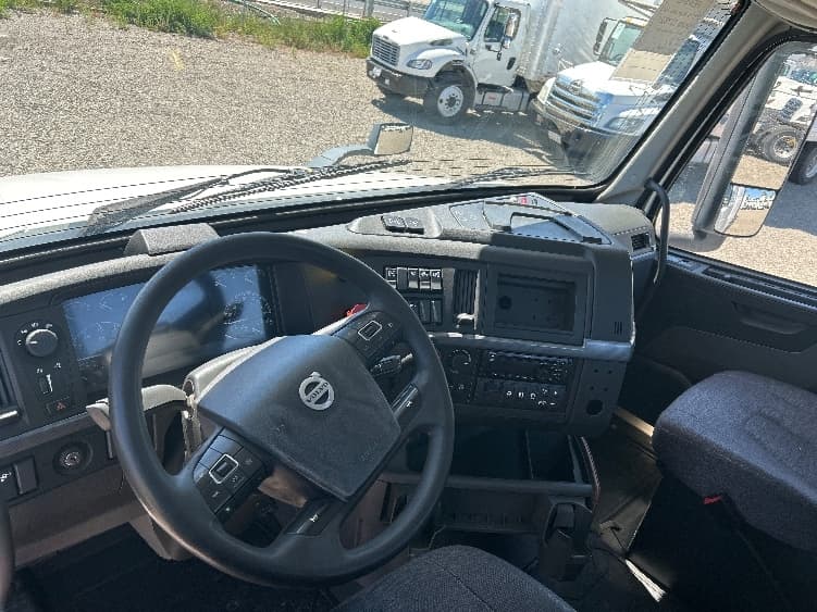 2019 Volvo VNL 300 — photo 10
