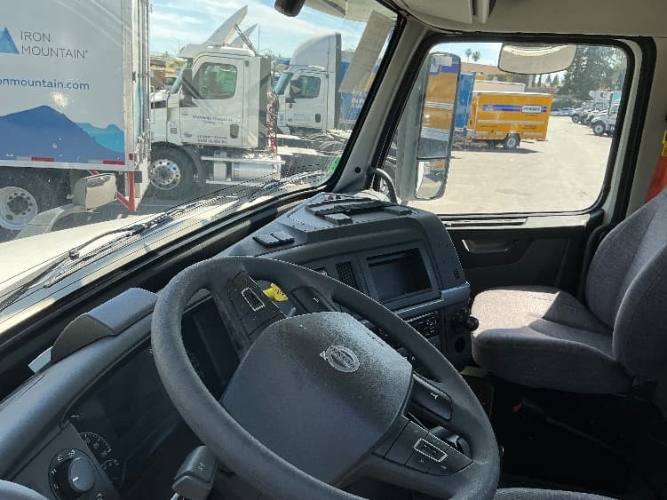 2019 Volvo VNL 300 — photo 10